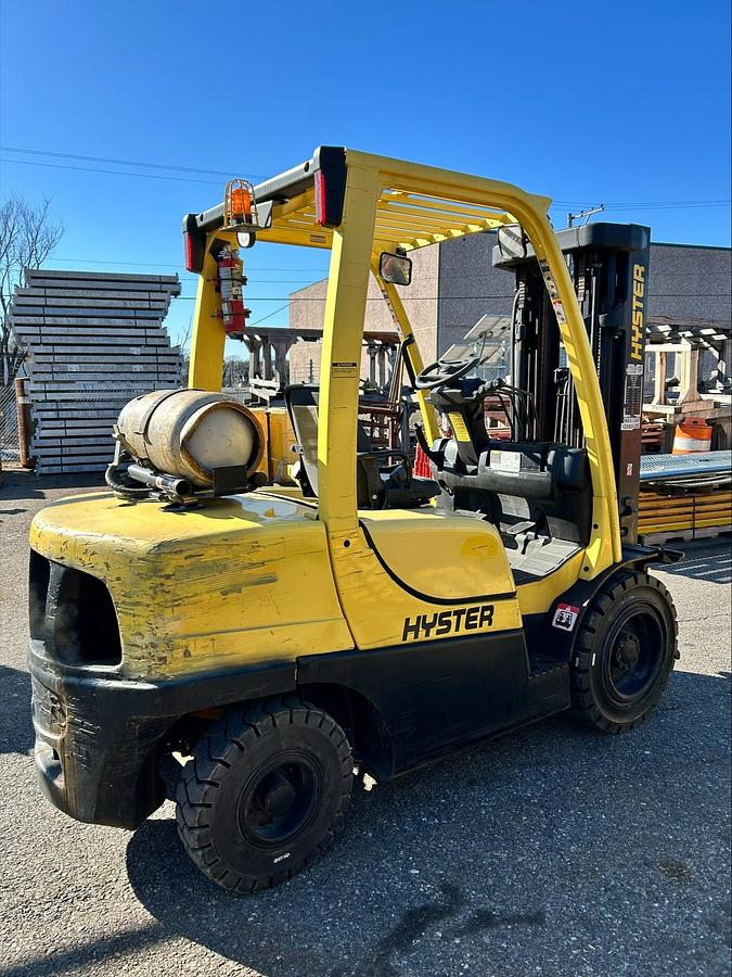 “Hyster H70FT propane forklift opposite rear side angle – counterweight, LPG tank area, 7,000 lb pneumatic tire forklift – Brampton ON”