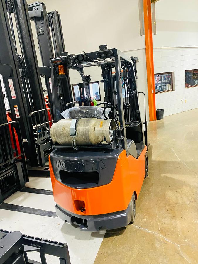 Toyota 8FGCU18 – rear angle view – counterweight, propane bracket, and safety decals – CSA/MOL propane forklift – Brampton ON