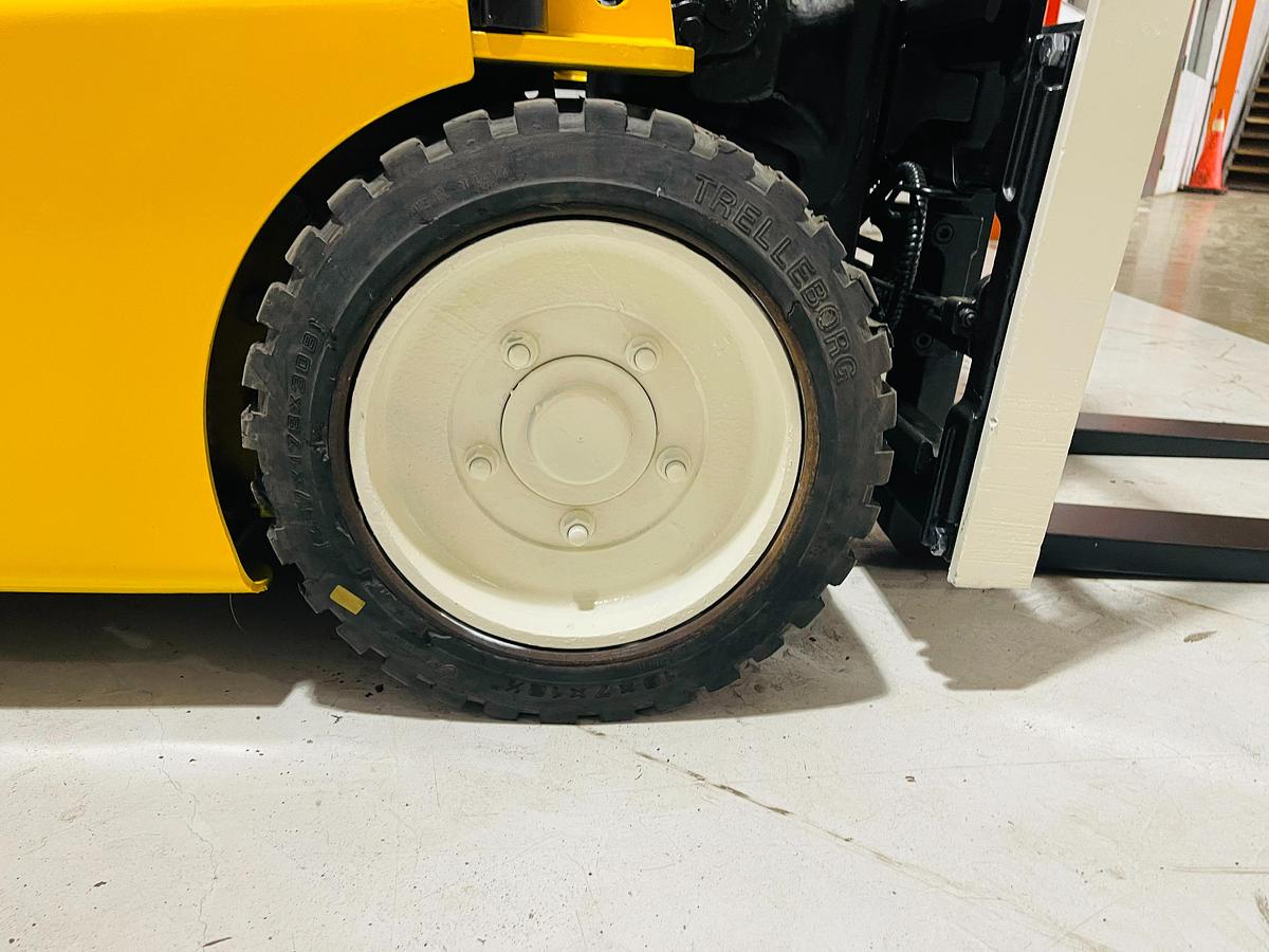 Yale ERP040VFN – front drive tire view – solid pneumatic tread – CSA electric forklift – Brampton ON