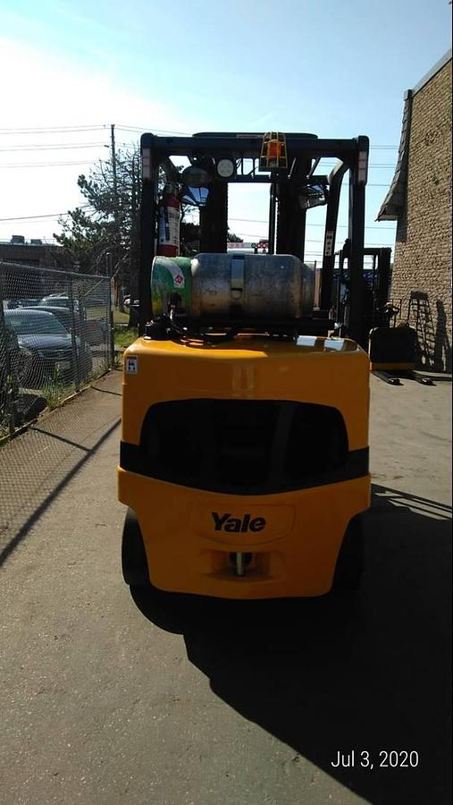 Yale GLC080VX – rear view – counterweight, propane tank bracket, and CSA safety decals – high-capacity propane forklift – Brampton ON