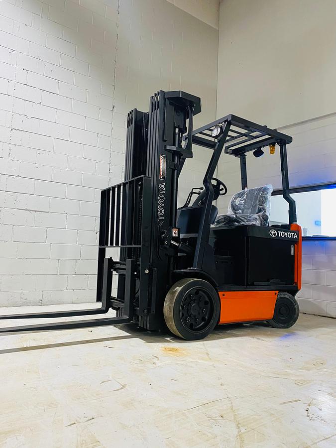 Front angled view showing mast rails and 42” fork tips