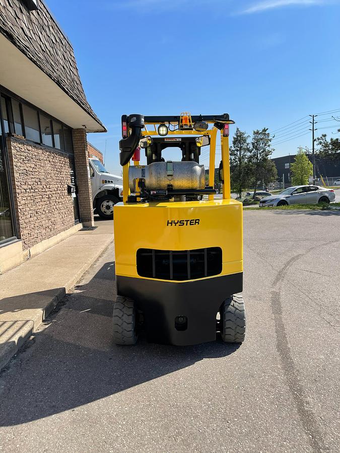 Hyster S120FTPRS – direct rear view – counterweight, propane bracket, and CSA safety decals – clamp-equipped propane forklift – Brampton ON