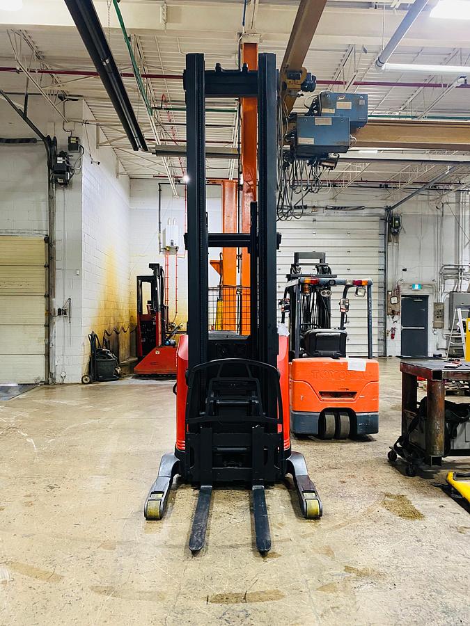 Front view of High Reach Mast with Straddle legs and forks