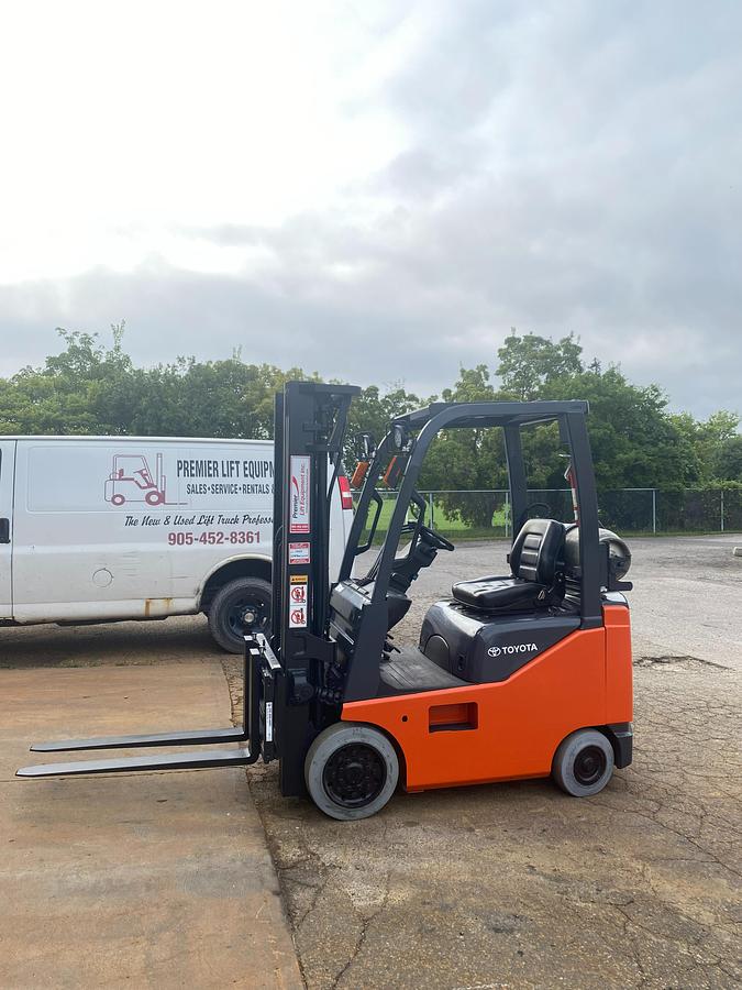 Toyota 8FGCU15 – full side profile – cushion tires, mast, and compact chassis – CSA-certified LPG forklift – Brampton ON