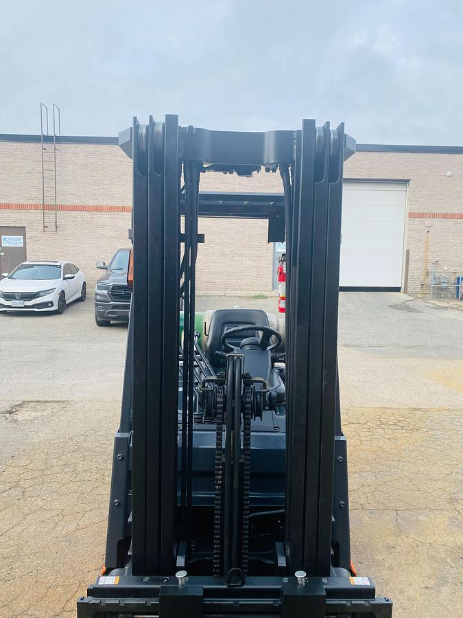 Toyota 8FGCU15 – mast face-on view – triple-stage mast, side shift carriage, and 42” forks – CSA-certified propane forklift – Brampton ON