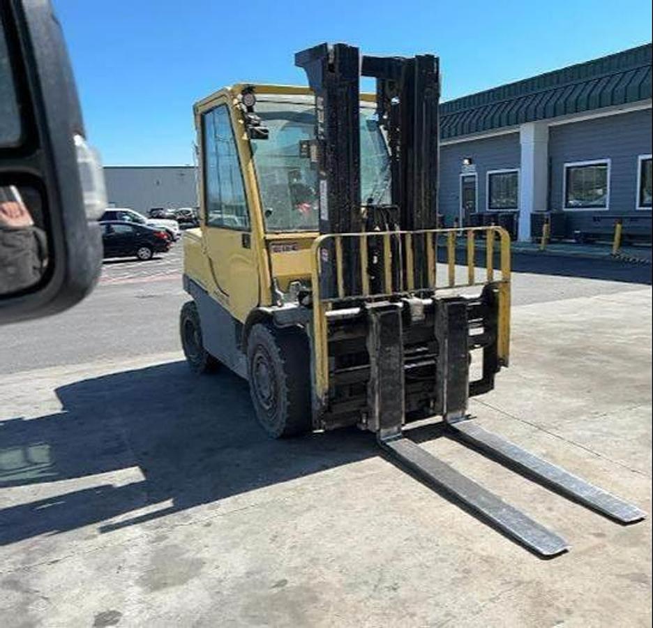 Hyster H100FT – angled front view – forks, mast, and pneumatic tires – CSA diesel forklift – outdoor yard-rated – Brampton ON