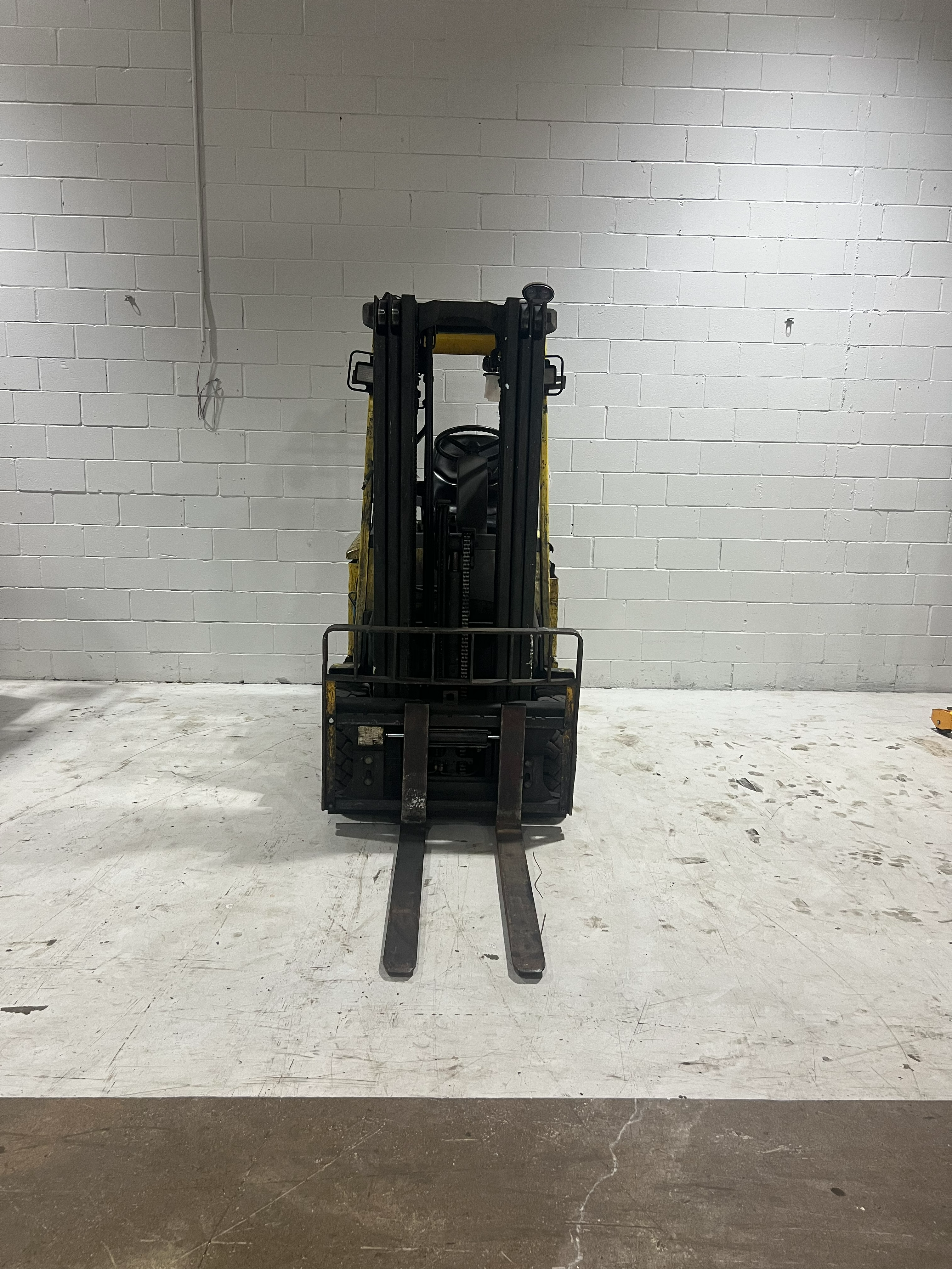 Front view of Budget Hyster E45XM‑27 showing forks and 189” triple mast.
