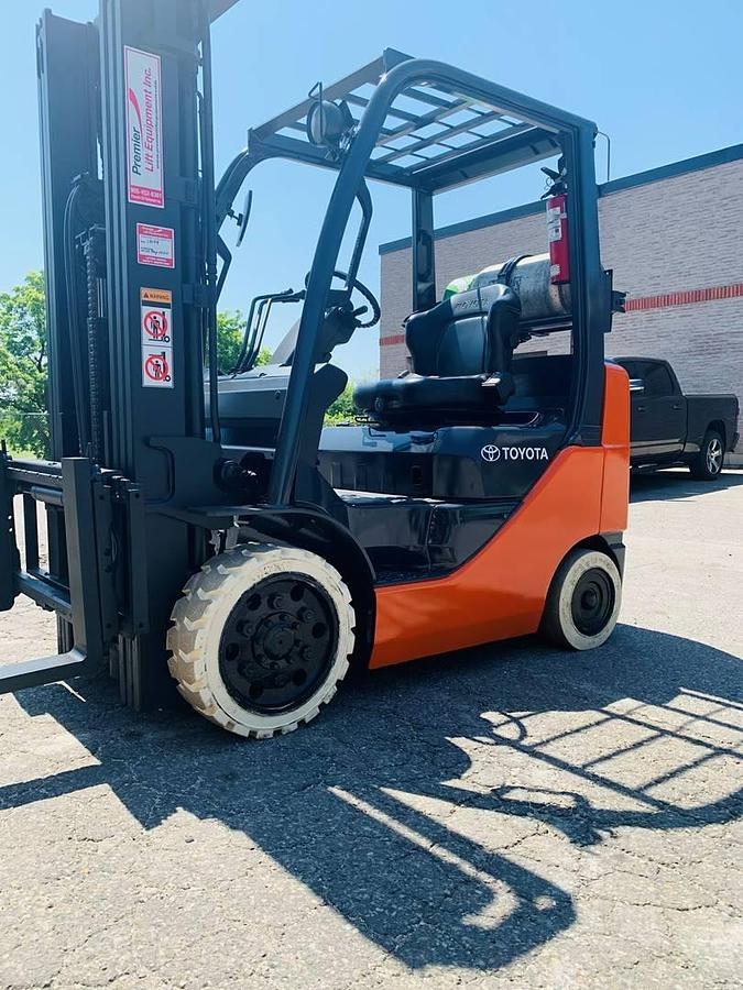 Toyota 8FGCU25 – passenger-side front angle – mast, forks, and cushion tires – CSA-certified propane sit-down forklift – Brampton ON