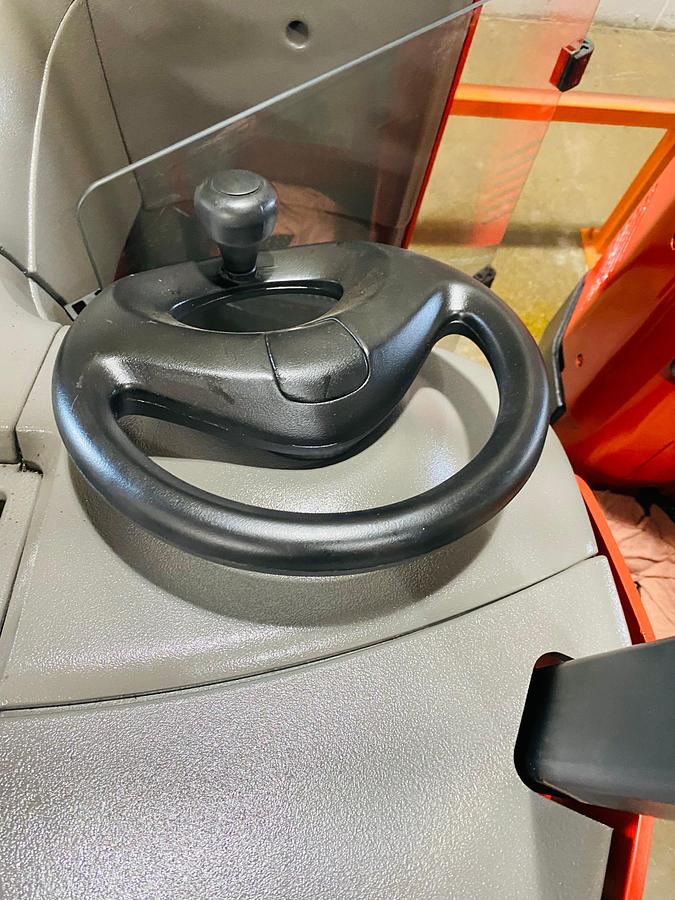 Operator steering wheel side-stance