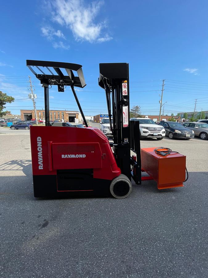 Raymond 425-C50QM – full side profile – quad mast and chassis – EE-rated electric forklift – CSA certified – Brampton ON