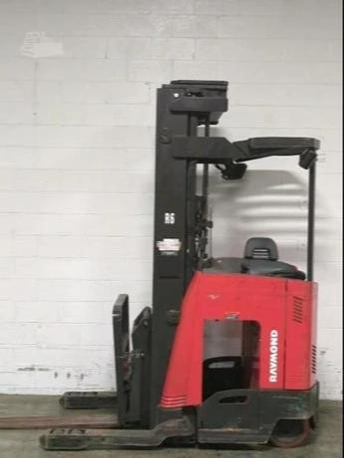 Side view of Raymond 750‑DR32TT with pantograph reach arm and 36V battery compartment