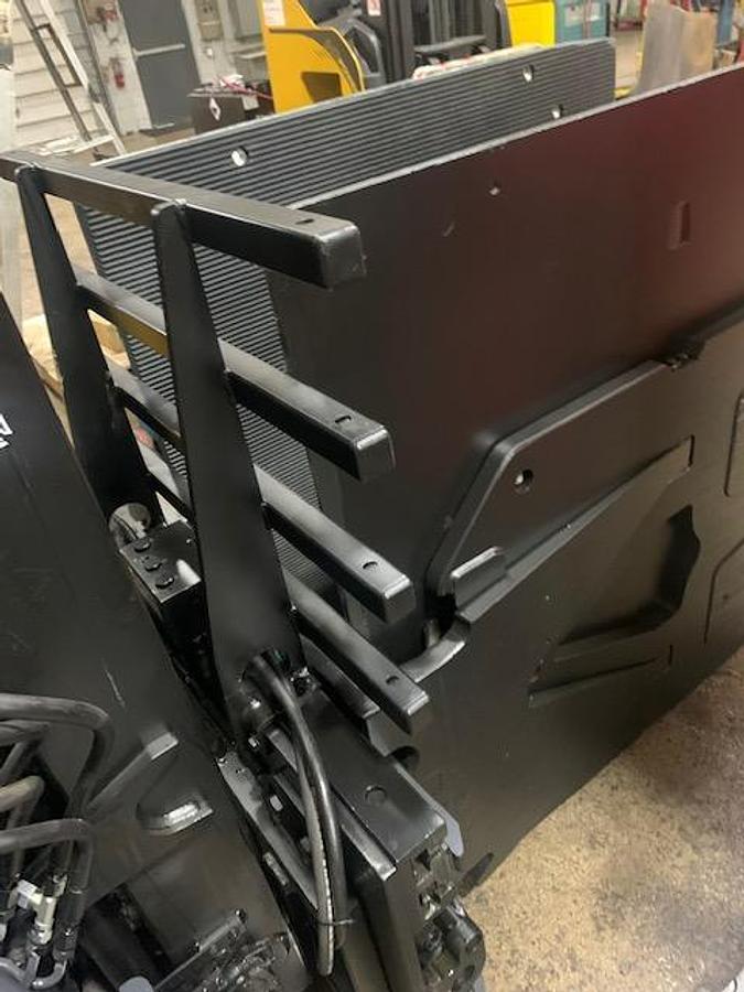 Cascade 25D-CCS-35AR1 – side angle view – clamp arms, hydraulic cylinders, rubber pads – Class II forklift attachment – CSA certified – Brampton ON