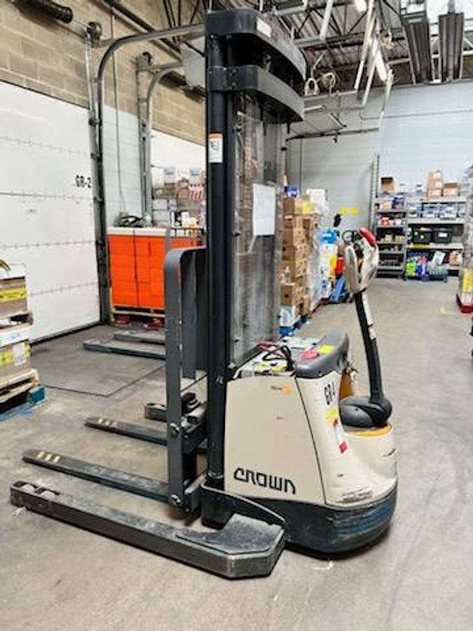 Side view of 2018 Crown SX3000-40 electric walkie straddle stacker – CSA/MOL certified 4,000 lb chassis with 128” lift height, adjustable straddle legs, and side shift – shown reconditioned with battery and charger sold separately – Premier Lift Equipment, Brampton ON