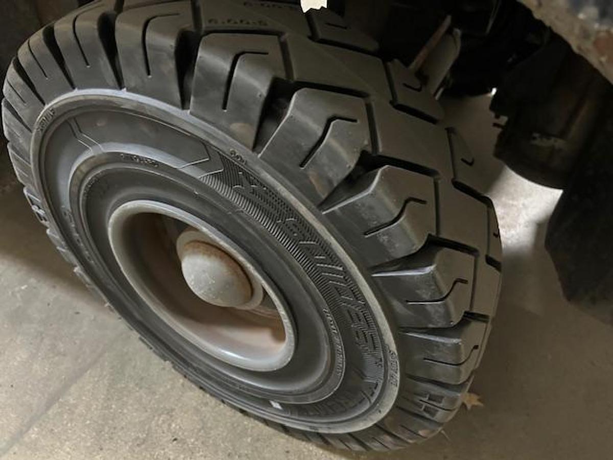 Right Side Solid Pneumatic Traction Drive Tire