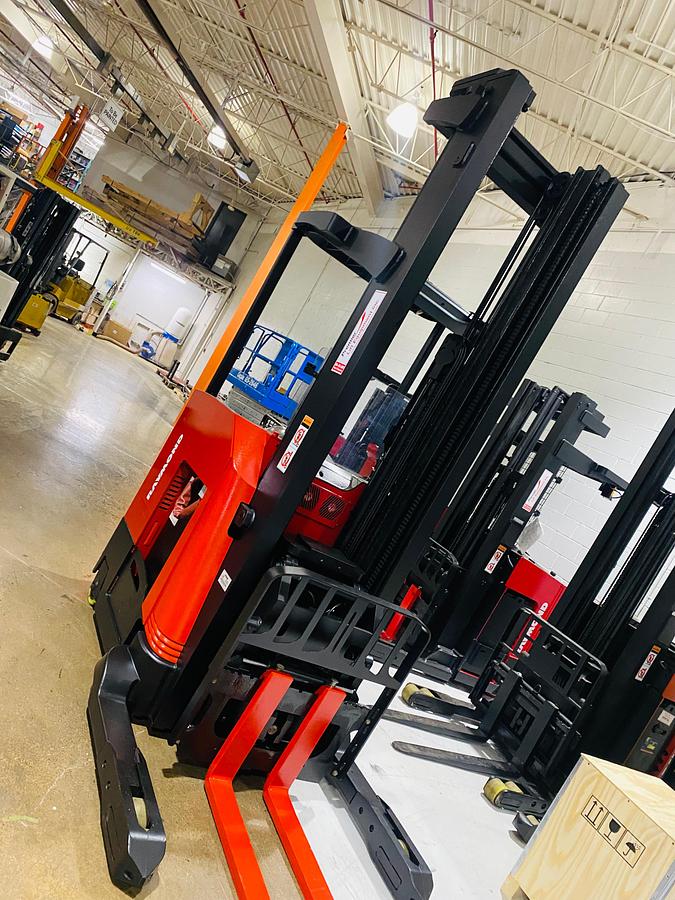 Unique forward side view mast, straddle legs and forks