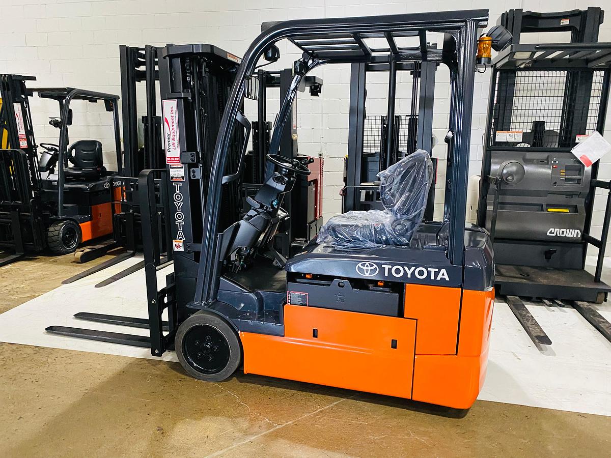Toyota 8FBE20U – alternate side view – triple mast – CSA/MOL certified electric forklift – Brampton ON