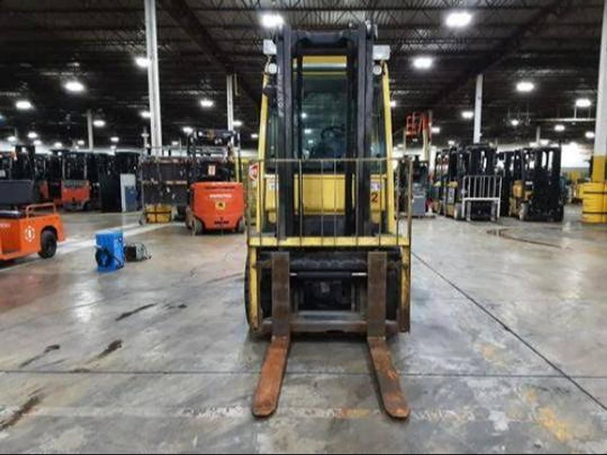 Hyster H60FT – direct front view – forks, mast rails, and solid pneumatic tires – CSA-certified propane forklift – Brampton ON