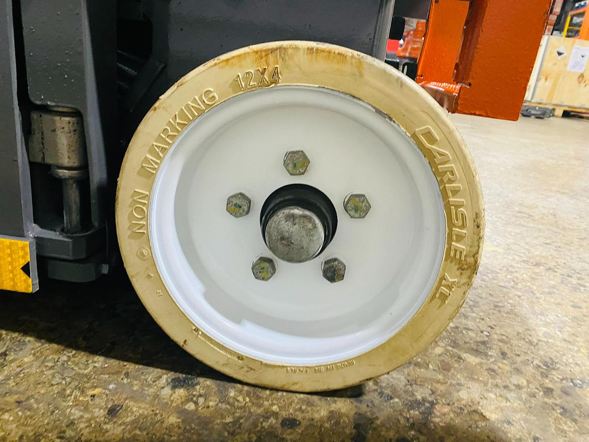 Skyjack SJIII 3219 – right rear non-marking solid cushion tire – slab-rated rubber – CSA/MOL certified – Brampton ON