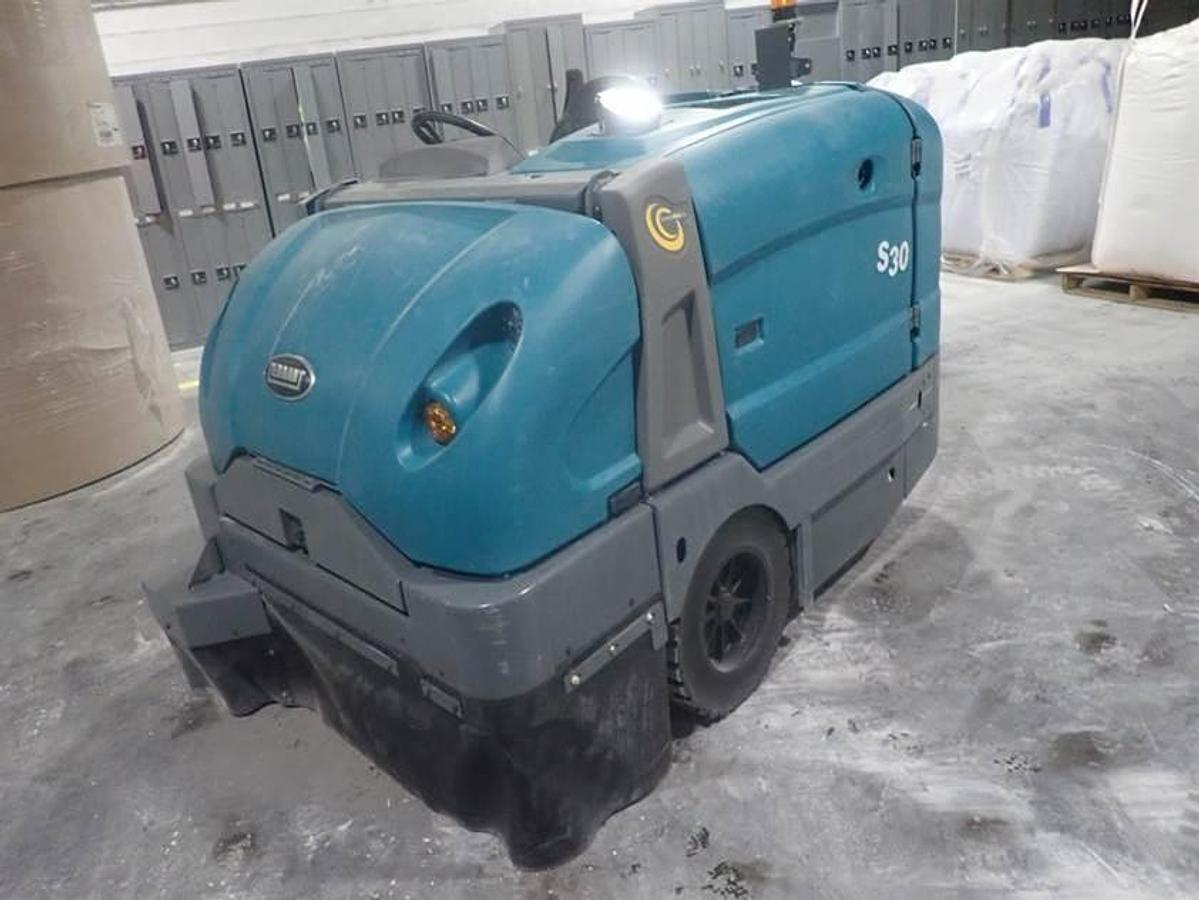 "2023 Tennant S30 LP rider sweeper opposite side angle view"