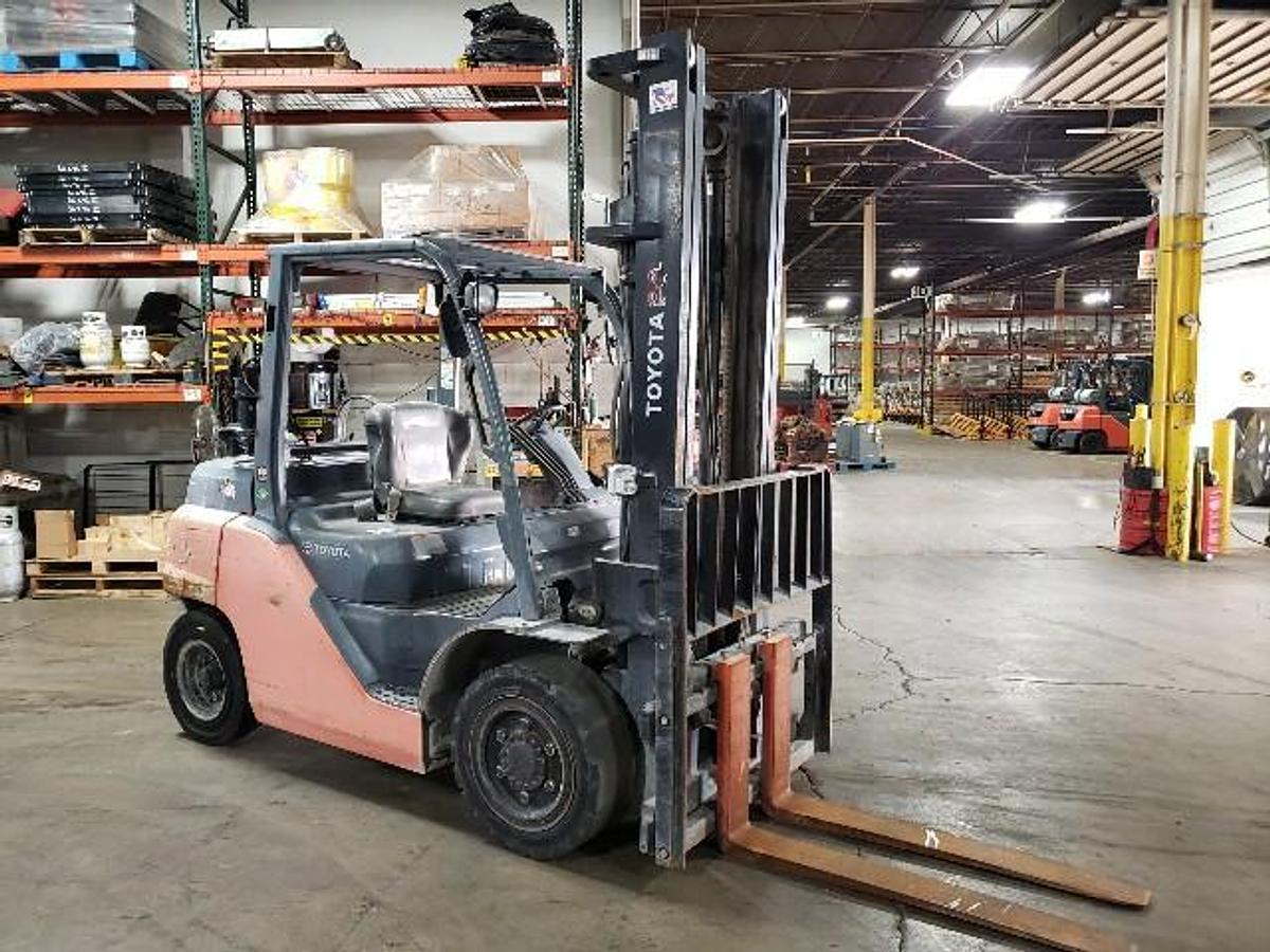 Opposite side view of 2015 Toyota 8FG35U LPG forklift with lever‑shift transmission