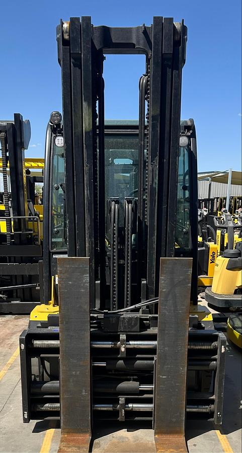 Yale ERP120VM – front view – forks, mast carriage, and solid pneumatic tires – CSA electric forklift – full cab – Brampton ON