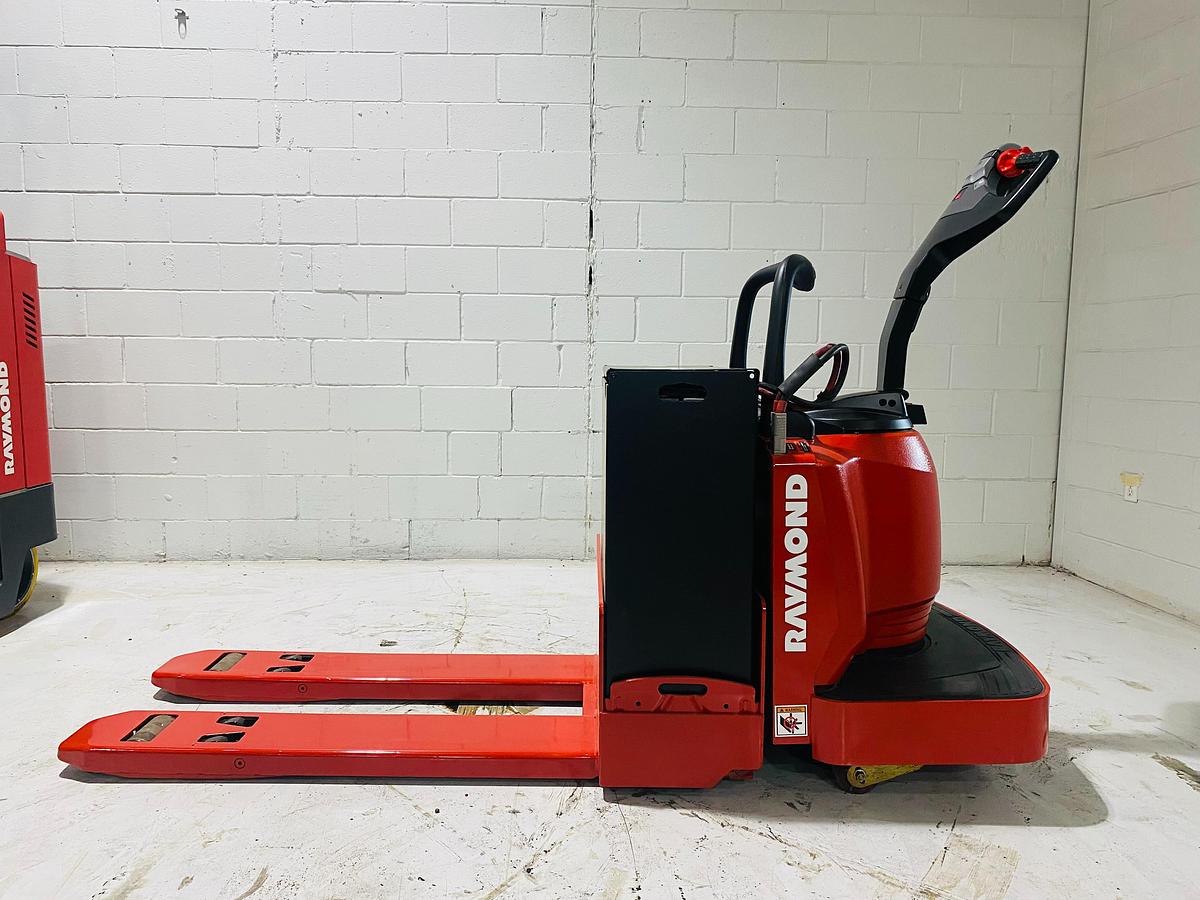 Raymond 8400 – full side profile – tapered forks and fixed operator platform – CSA/MOL certified electric pallet jack – Brampton ON