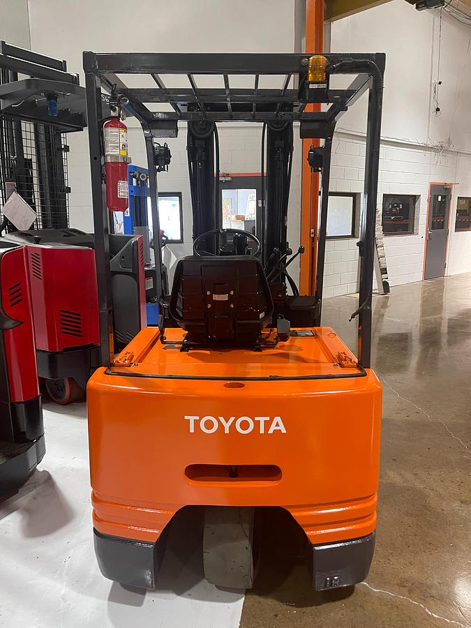 Rear view of Toyota 5FBE18 — counterweight and rear chassis.