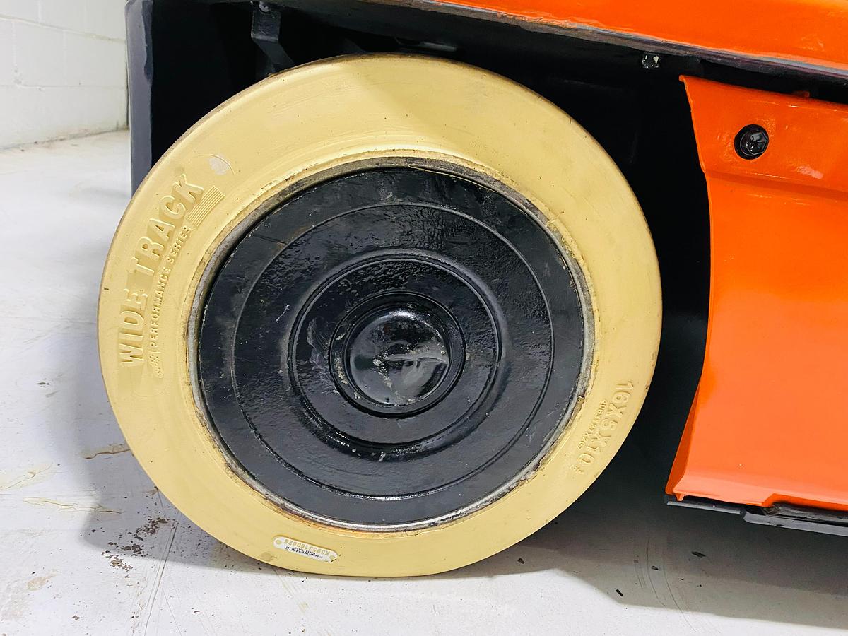 Toyota 8FBCU25 – rear right steer tire – non-marking smooth cushion – EE-rated electric forklift – Brampton ON