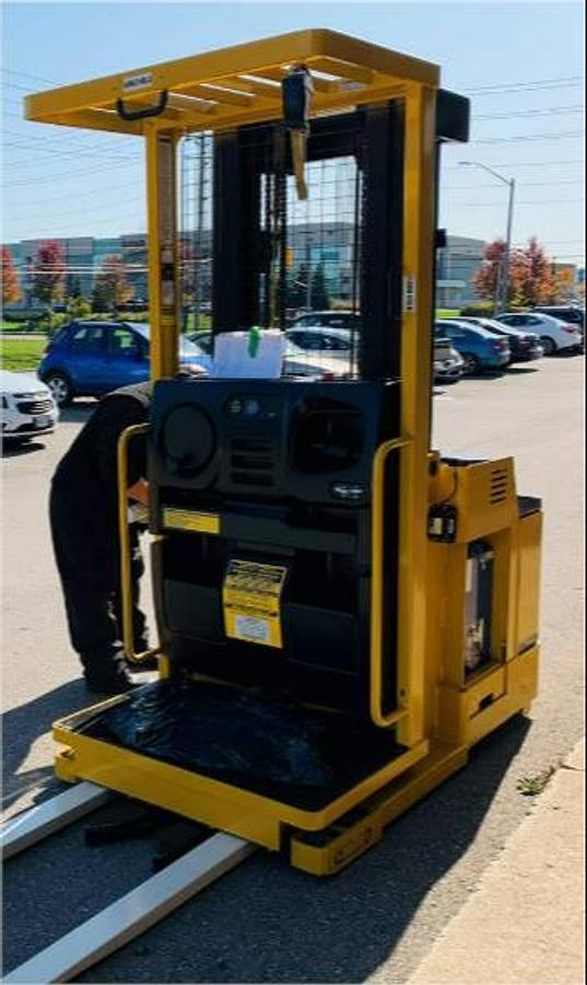 Yale OS030EFN – front angle view – forks, mast carriage, and operator platform – CSA electric picker – Brampton ON
