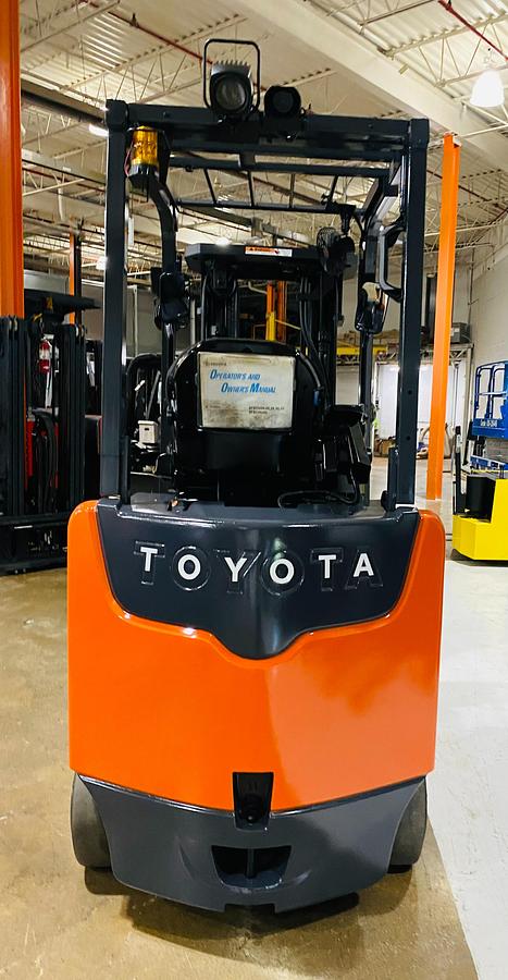 2015 Toyota 8FBCU32 forklift back view counterweight cushion tires