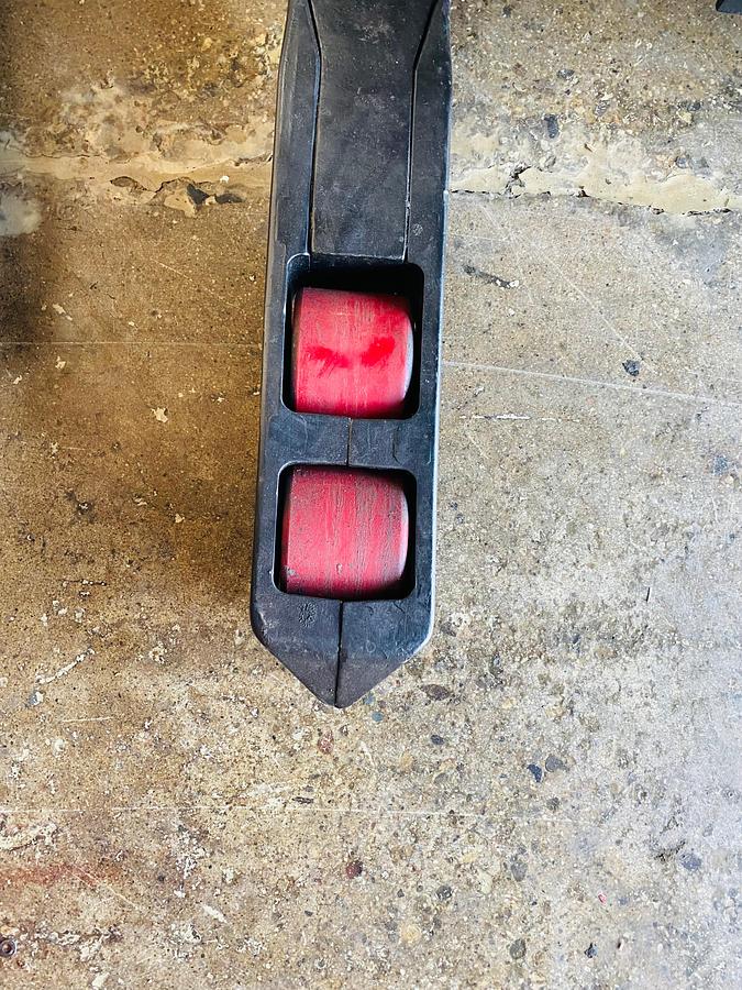 Right side straddle leg with non mark poly load wheels