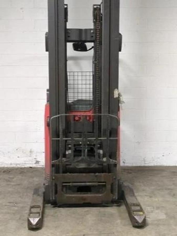 Front angled view showing mast rails and load backrest with side shift