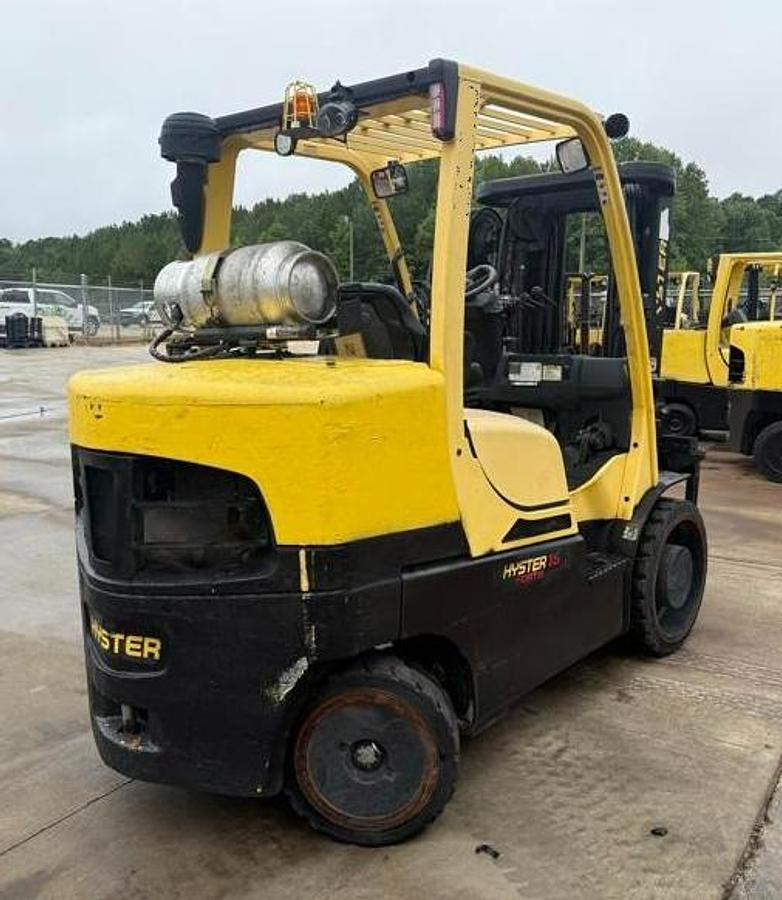 Hyster S155FT – rear angle view – counterweight, cushion tires, and CSA safety decals – CSA-certified propane forklift – Brampton ON