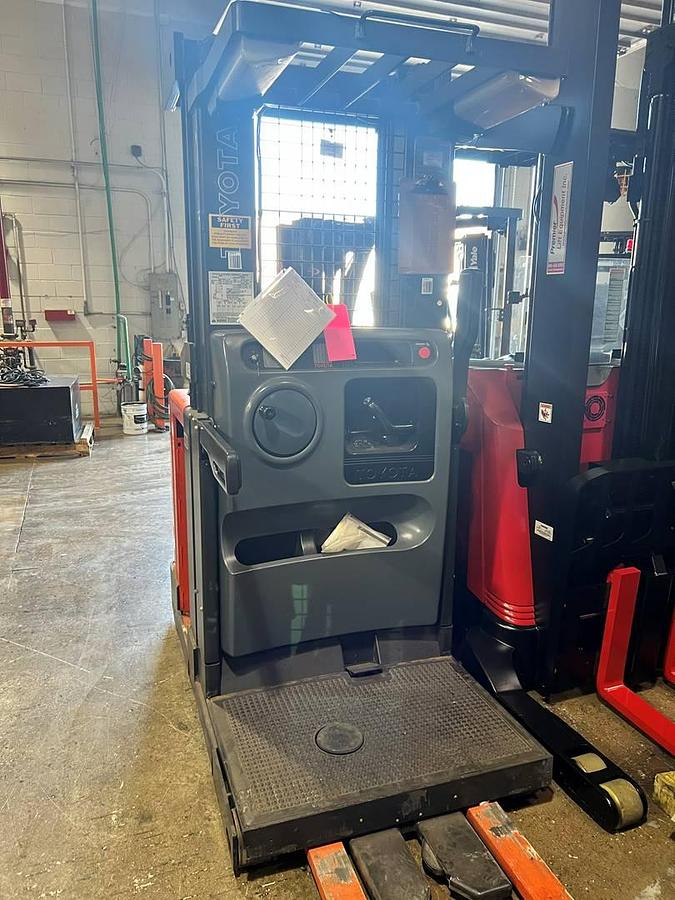 Toyota 7BPUE15 – direct front view – triple mast, 42” forks, and anti-slip platform – CSA-certified narrow aisle picker – Brampton ON