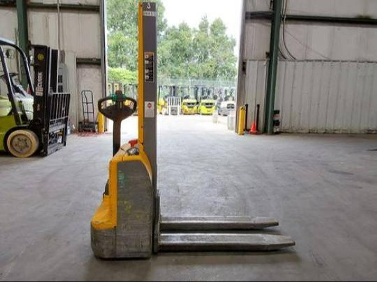 Jungheinrich EMC110 – side view – forkover mast, tiller handle, battery compartment – electric walkie stacker for open-bottom pallets – CSA certified – Brampton ON