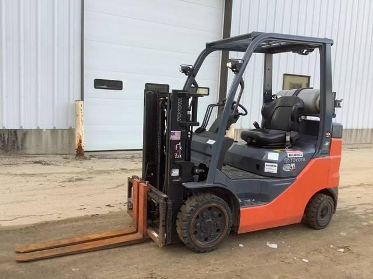 Side profile of refurbished 2020 Toyota 8FGCU25 LPG cushion forklift showing truckers mast, 80" lift height, side shift carriage, and cushion tires during Brampton deployment