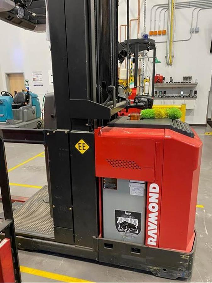 Raymond 550 OPC30TT 3,000 lb Triple Mast Order Picker 240” Lift