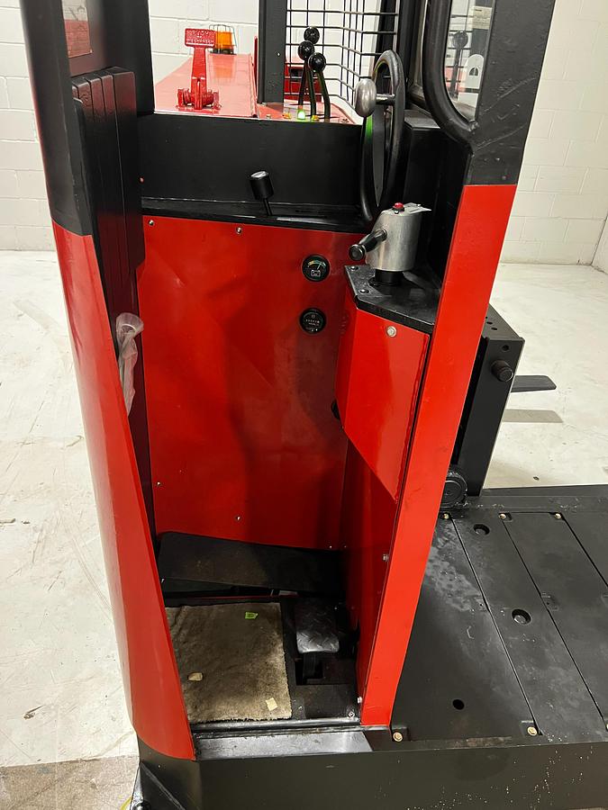 Raymond SL60TN – operator compartment – stand-up platform, throttle controls, and safety harness points – CSA certified sideloader – Brampton ON