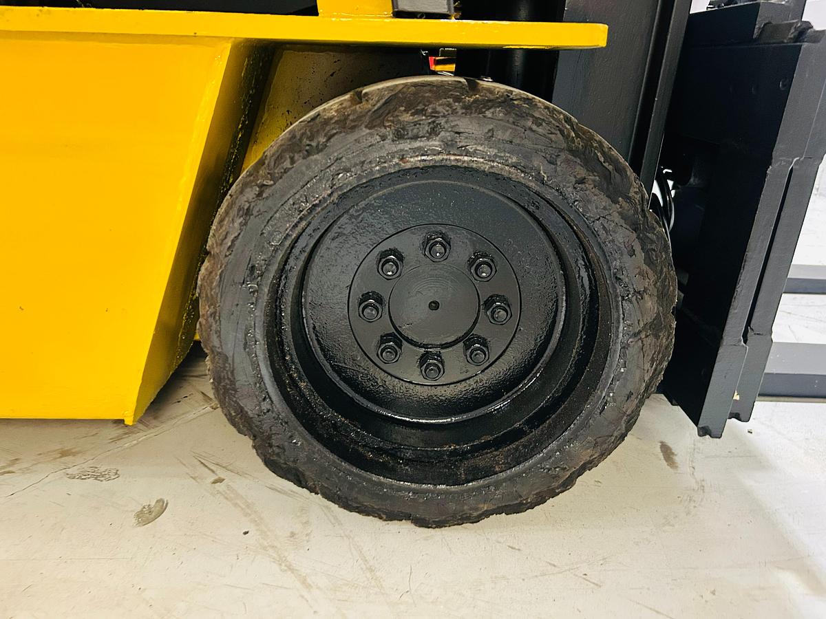Caterpillar FC40 – right solid cushion drive tire – indoor tread, poly compound – electric forklift – Brampton ON