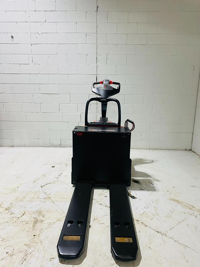 Raymond 8410 – front view – tapered 27×48 forks and fork tips – CSA/MOL certified rider pallet jack – Brampton ON