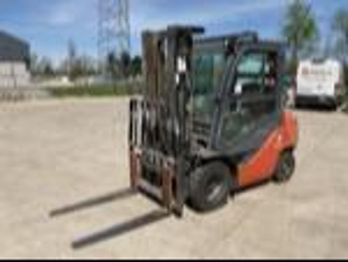 Opposite side front angle view of Toyota 8FGU25 propane forklift – CSA-certified 5,000 lb outdoor unit with 189” triple mast, full steel cab, and side shift carriage – Premier Lift Equipment Brampton ON