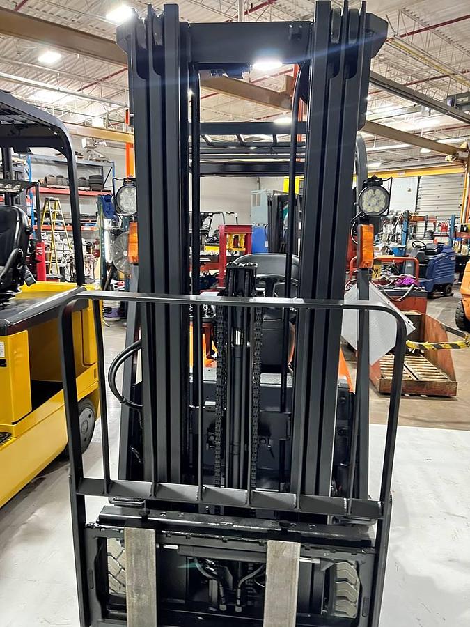 front view of mast, carriage and side shift attachment