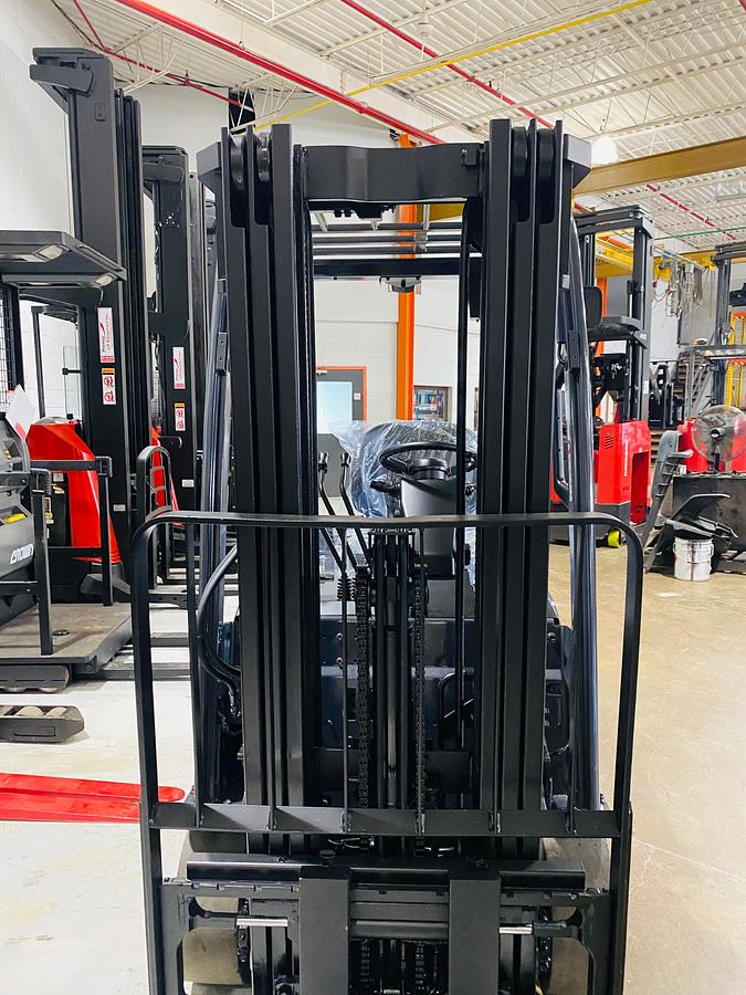 Toyota 8FBE20U – front mast view – 189” triple-stage lift – side shift and load backrest – CSA certified electric forklift – Brampton ON