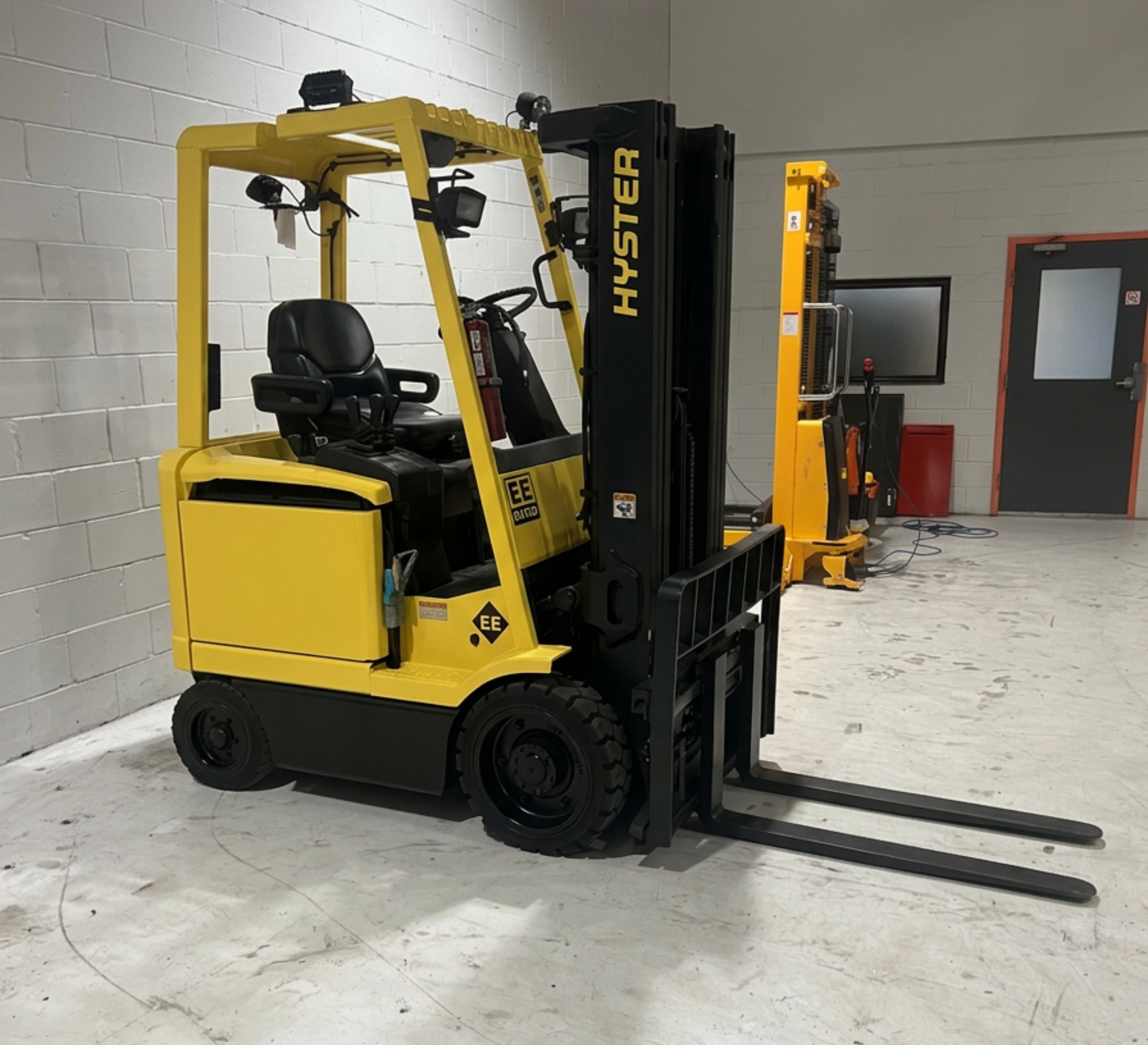 Side view of Budget Hyster E45XM‑27 EE‑rated forklift with cushion tires and side shift