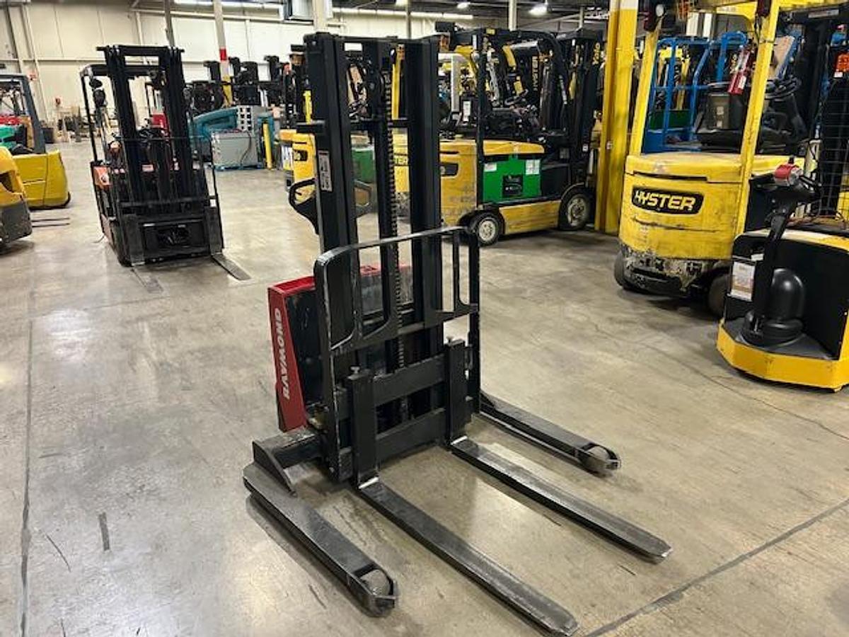 Raymond RAS25 – angled front view – 42” forks, mast carriage, and adjustable straddle legs – CSA certified walkie stacker – Brampton ON