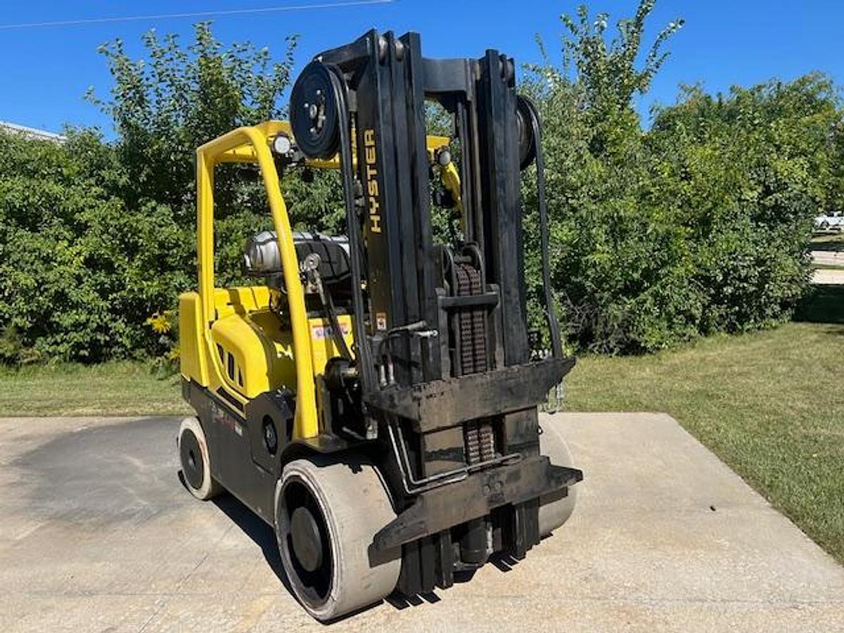 Side profile of Hyster S135FT forklift showing 4-way hydraulics, solid non-marking cushion tires, and triple mast configuration