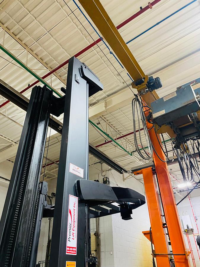 High view clear mast visibility with overhead gaurd