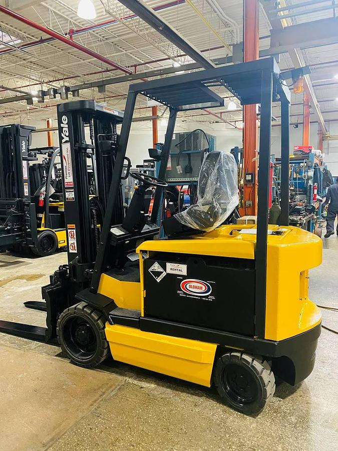 Yale ERC060RGN – full side profile – triple mast, cushion tires, and compact chassis – CSA-certified electric forklift – Brampton ON