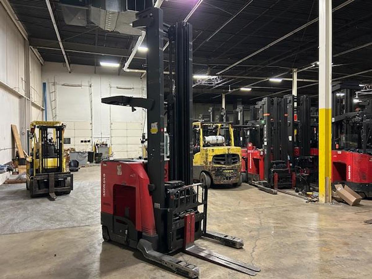 Angled front view of Raymond 750‑DR32TT triple‑stage mast and carriage assembly