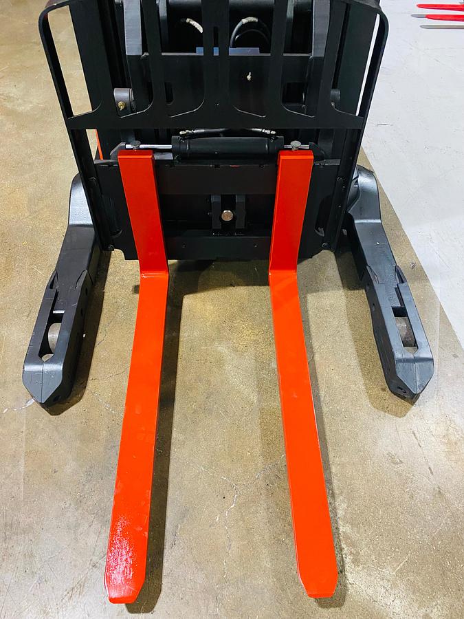 Front view Straddle legs with forks